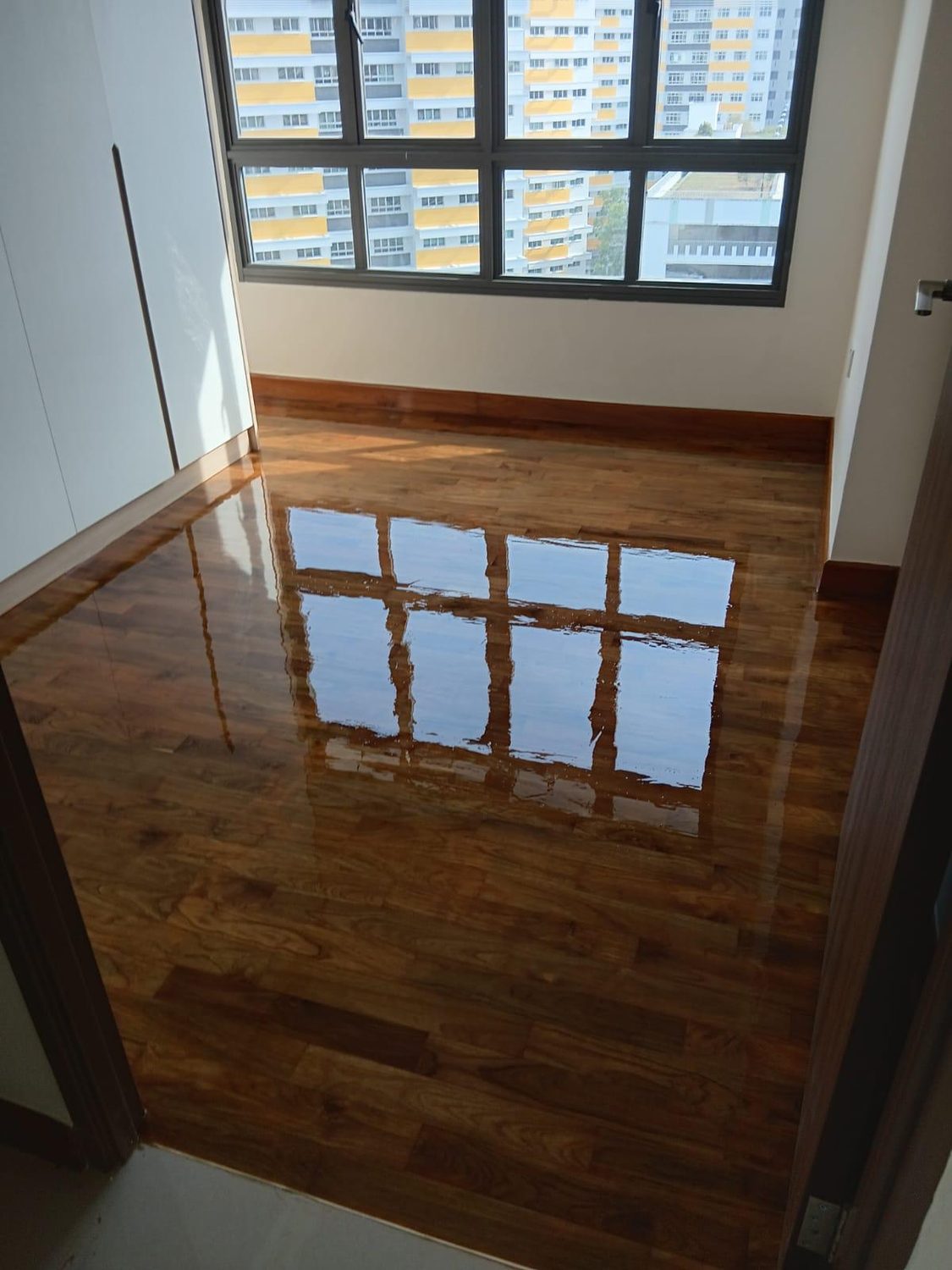 Parquet varnishing in progress