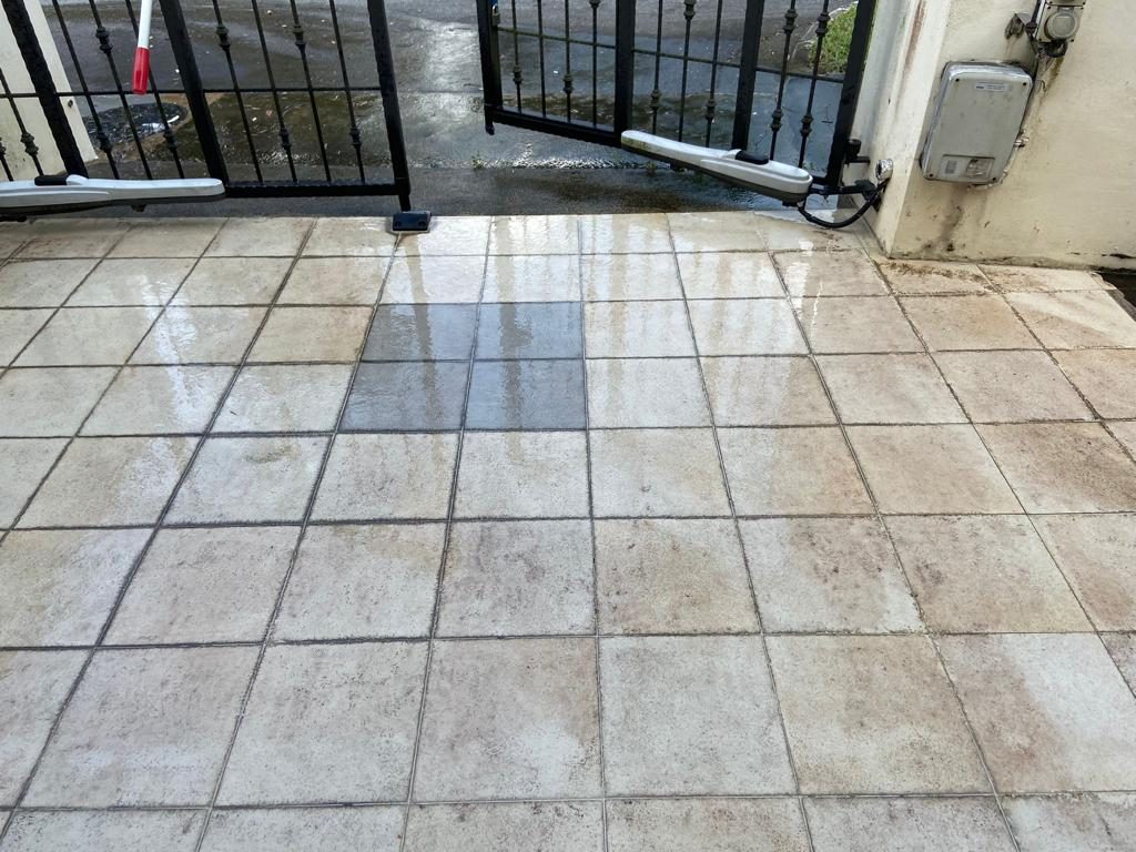 Skirting and cabinet edge clean