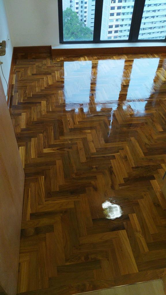 Parquet varnishing